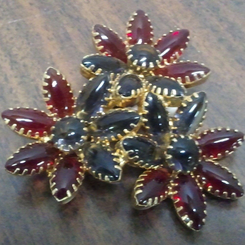 Floral Brooch Gold Toned Dog Toothed Setting